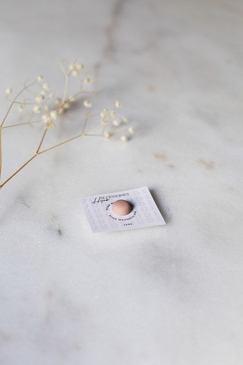Nude pin-on magnet