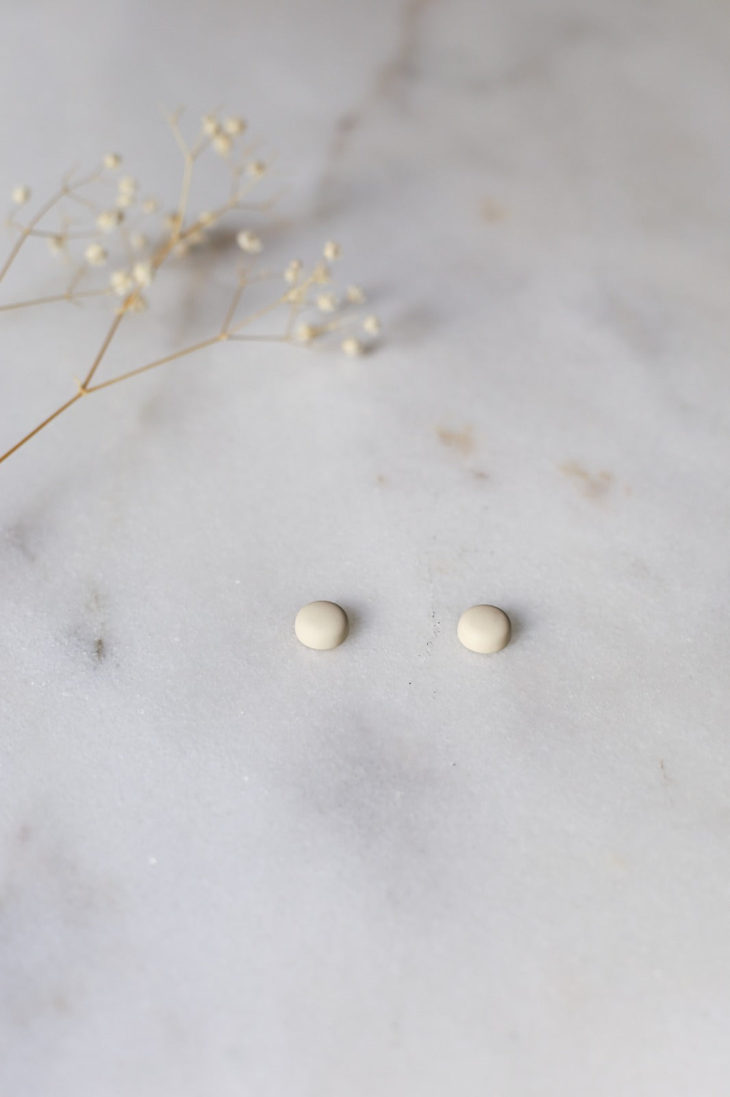 Cream pin-on magnet